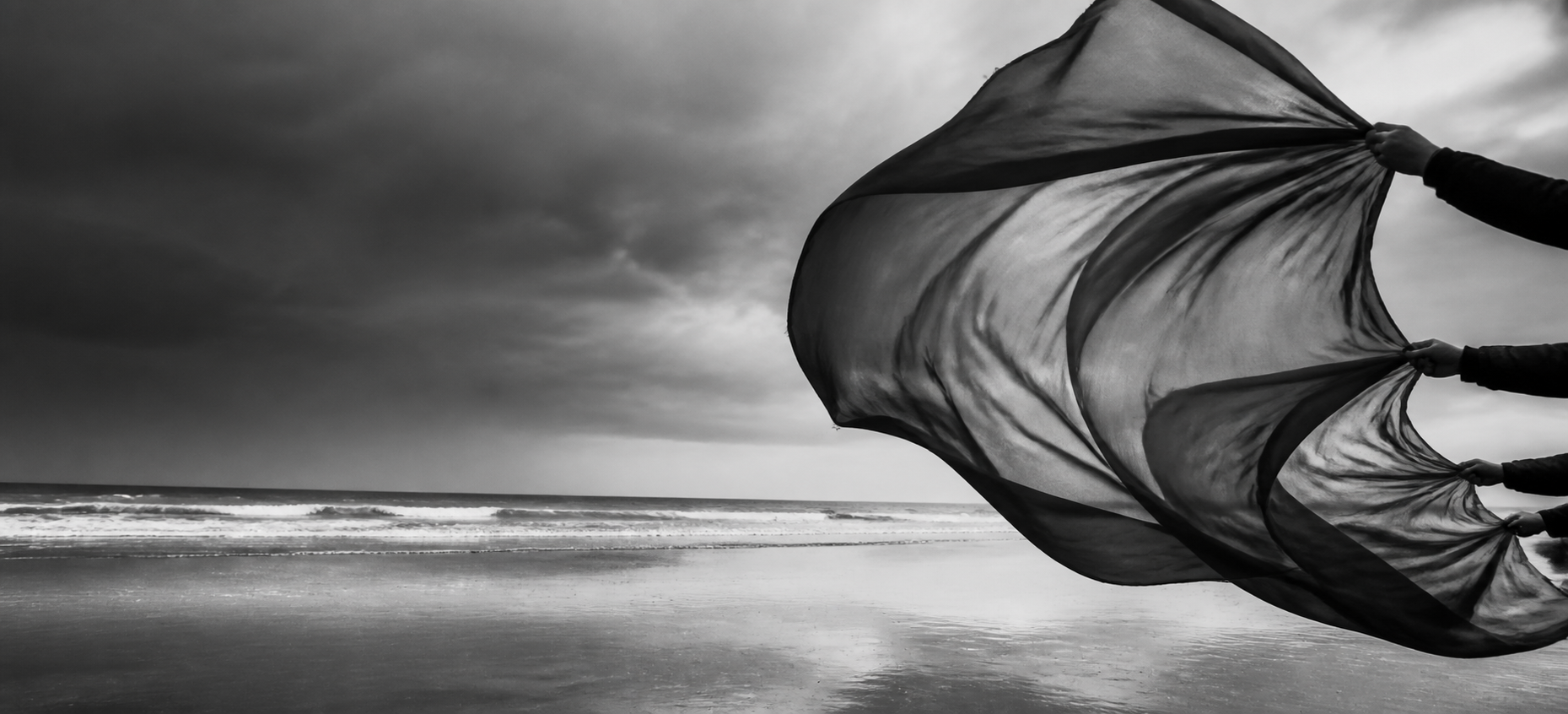Una tela ondeando al viento junto al océano