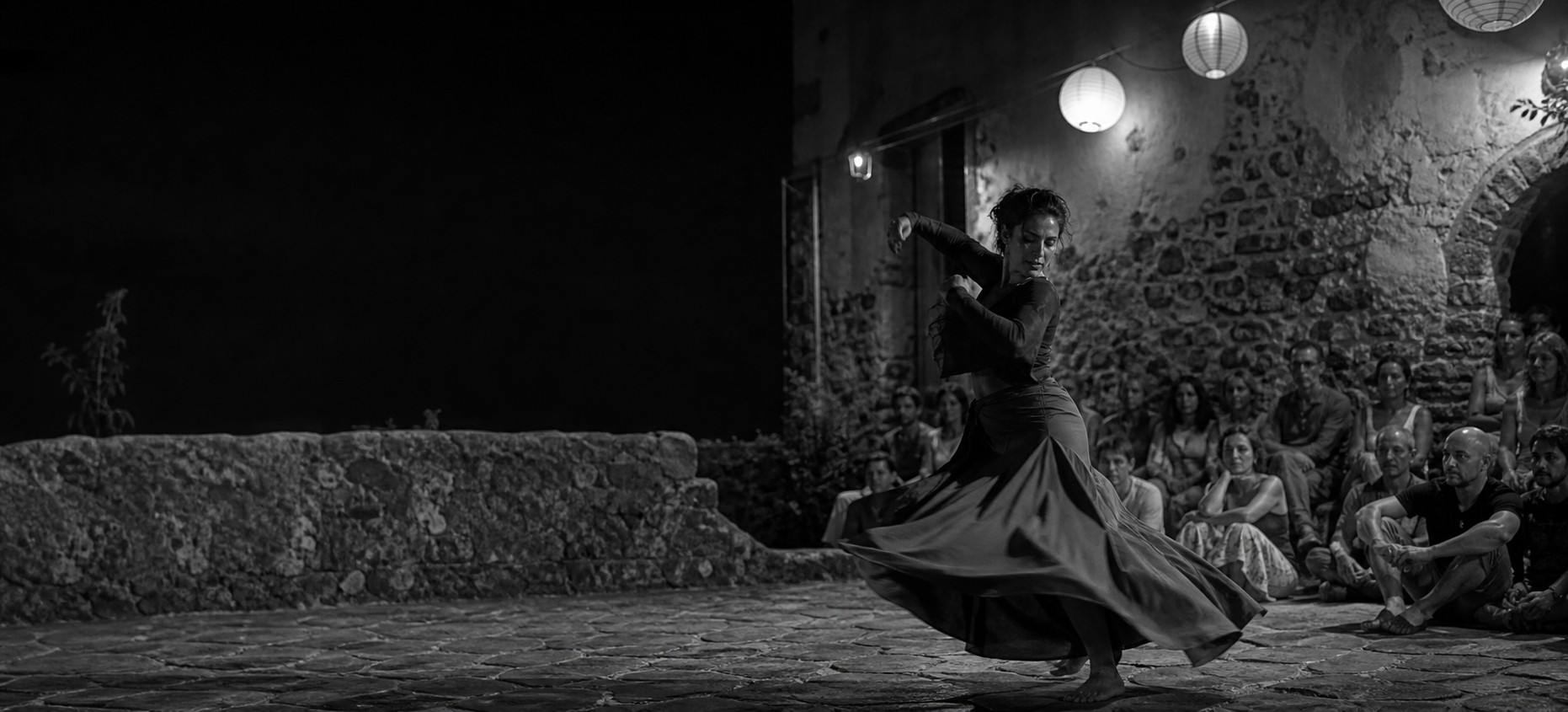 Una actuación artística nocturna al aire libre